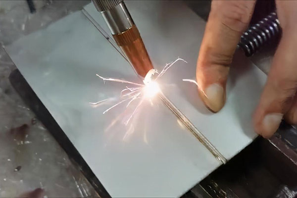 手持式激光焊接機(jī)與傳統(tǒng)焊接機(jī)比有什么優(yōu)勢(shì)?